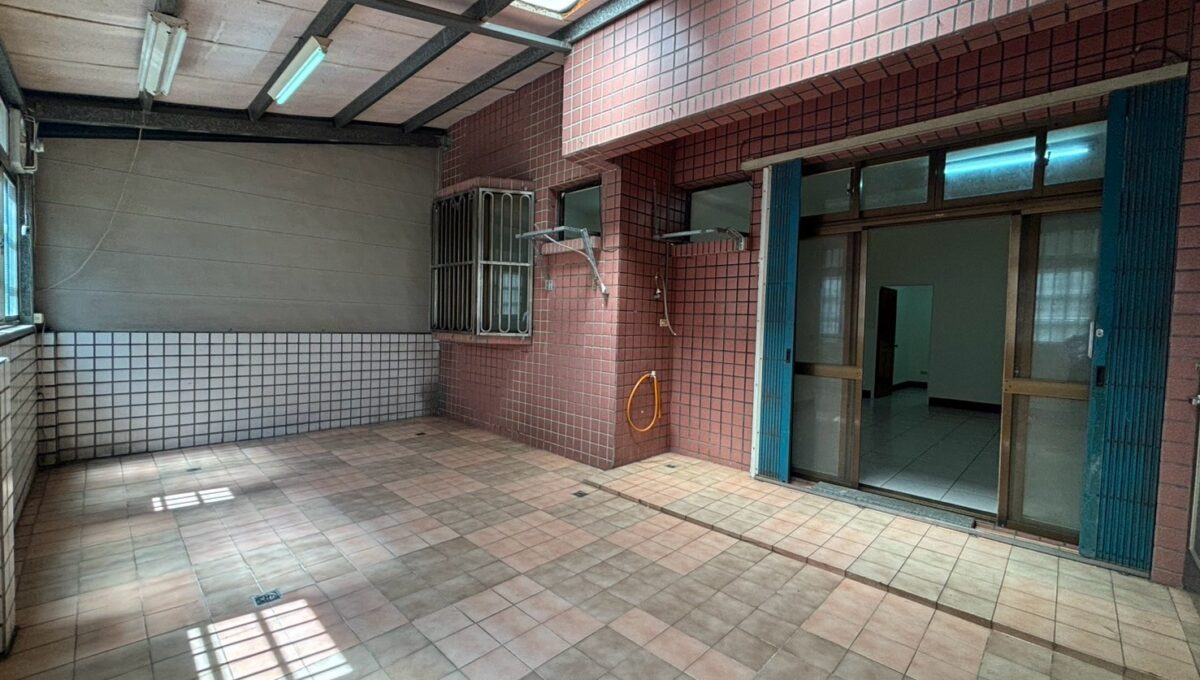 LINE_ALBUM_東區一樓前庭後院華厦_250313_9