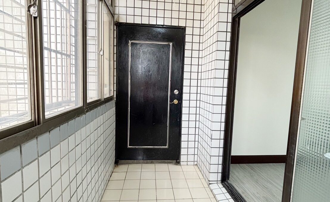 LINE_ALBUM_東區大坪數雙陽台華厦_250908_1