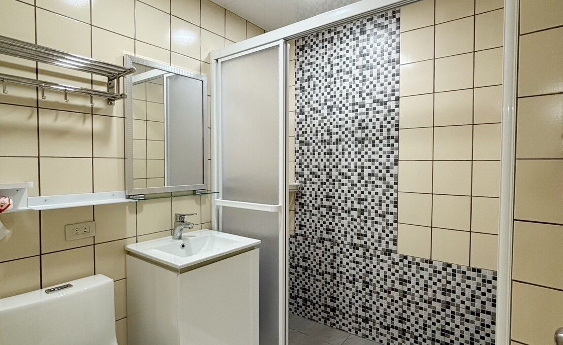 LINE_ALBUM_東區大坪數雙陽台華厦_250908_3