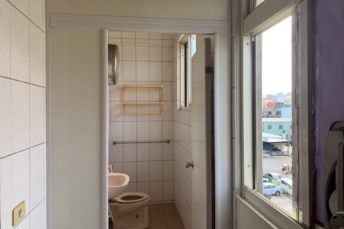 LINE_ALBUM_東區黃金地段店套_251002_1