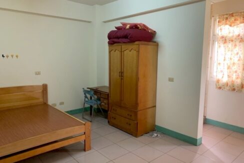 LINE_ALBUM_東區黃金地段店套_251002_2