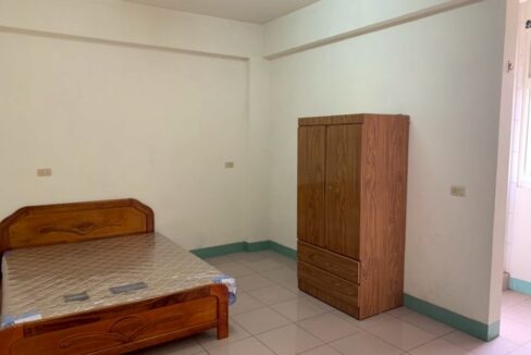 LINE_ALBUM_東區黃金地段店套_251002_3